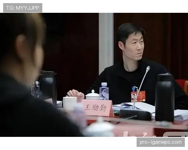 王励勤穿拖鞋戴劳力士走进菜市场,那反差直接让我怀疑眼睛 王励勤穿拖鞋戴劳力士走进菜市场,那反差直接让我怀疑眼睛