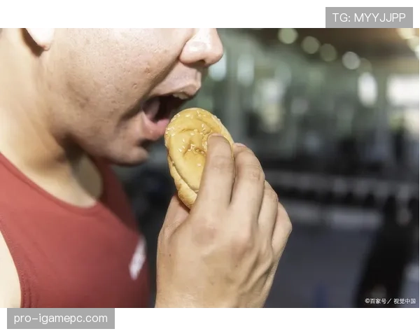 郑思维训练完直接瘫在场边啃香蕉，这松弛感是真绷不住了